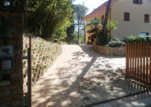 una carretera con una valla al lado de un edificio en Villa Monte Illuminato, en Fano