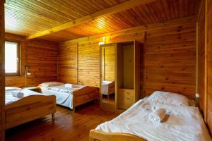 Cama o camas de una habitación en AB Domki całoroczne nad jeziorem