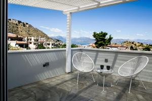 Balcó o terrassa a Living in Nafplio Luxury Apartments
