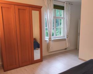 Cette chambre dispose d'une porte en bois et d'une fenêtre. dans l'établissement Ferienwohnung Sächsische Schweiz, à Bielatal
