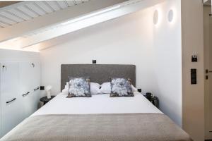 Ένα ή περισσότερα κρεβάτια σε δωμάτιο στο Living in Nafplio Luxury Apartments