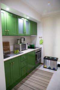 a green kitchen with green cabinets and a sink at Sete Cidades Quinta Da Queiró in Sete Cidades