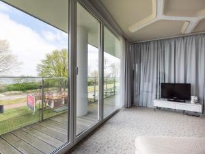 Televízia a/alebo spoločenská miestnosť v ubytovaní VacationClub – Ultra Marine Apartament 27