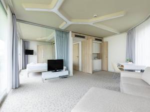 Televízia a/alebo spoločenská miestnosť v ubytovaní VacationClub – Ultra Marine Apartament 27