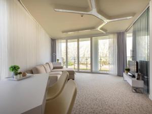 Televízia a/alebo spoločenská miestnosť v ubytovaní VacationClub – Ultra Marine Apartament 27