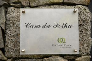 a sign on the side of a stone wall at Sete Cidades Quinta Da Queiró in Sete Cidades
