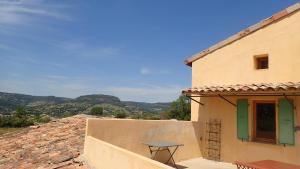 una mesa de picnic al lado de un edificio en Chez la Nonna, en Saint-Jean-le-Centenier