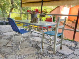 ein Tisch und Stühle mit einer Katze drauf in der Unterkunft La casa con giardino tra borghi, boschi cascate e natura in Borzonasca