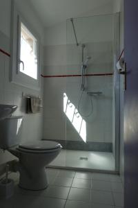 La salle de bains est pourvue d'une douche, de toilettes et d'une fenêtre. dans l'établissement Domaine de la Punta, à Porto-Vecchio