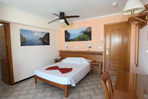 pokój hotelowy z łóżkiem i stołem w obiekcie Hotel Manaus w El Arenal