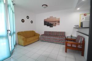 sala de estar con sofá y silla en ApartamentoSolPraia - VilaRosa, en Portimão