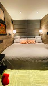 Postel nebo postele na pokoji v ubytování HOLLYWOOD HILLS JETLINER VIEWS at STUDIO 1080 HOLLYWOOD