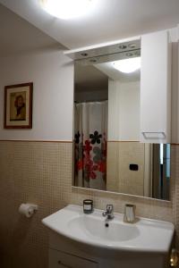 Kúpeľňa v ubytovaní Appartamento di fronte al mare by Apulia Accommodation + 19 fotografií