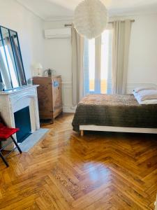 Un pat sau paturi într-o cameră la Appartment Le Charme du Bourgeois