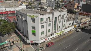 widok na biały budynek przy ulicy miejskiej w obiekcie Hotel Plaza del Arco - Monterrey w mieście Monterrey