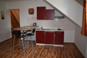 Kuchyňa alebo kuchynka v ubytovaní Apartmány Alpský Dům