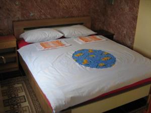 a bed with two pillows on top of it at Apartments Zlatiborski Gajevi in Zlatibor