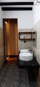 ein Badezimmer mit einem Waschbecken und einer Badewanne in der Unterkunft Kijiji Beach Resort in Daressalam