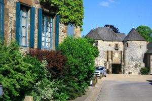 una casa con un coche aparcado delante de ella en Santa Maria en Saint-Ouen-de-Mimbré