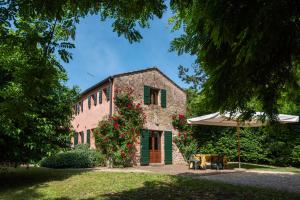 a building with an umbrella in front of it at Country house pisani 120SQM in Pernumia
