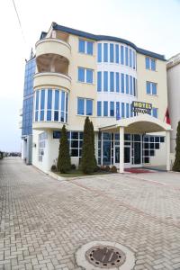 un edificio de hotel con una calle delante en Hotel Apollonia, en Pristina