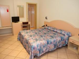 A bed or beds in a room at Hotel Sileoni