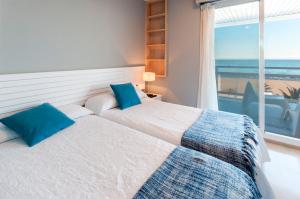 甘迪亞的住宿－AG Turquesa Premium，卧室设有两张床,享有海滩美景