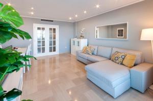 甘迪亞的住宿－AG Turquesa Premium，客厅配有沙发和桌子