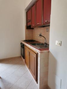 Nhà bếp/bếp nhỏ tại ANFORA Rosso