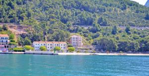 eine Gruppe von Gebäuden an einem Strand neben dem Wasser in der Unterkunft Villa Stina Drvenik in Drvenik
