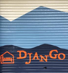 Um certificado, prémio, placa ou documento mostrado em DJANGO Hostel & Lounge