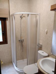 un bagno con doccia, wc e lavandino di Casa las Niñas a Quintanaedo Altre 29 foto