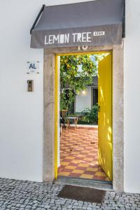 eine gelbe Tür, die in ein Zitronenbaumgebäude führt in der Unterkunft Lemon Tree Stay in Faro