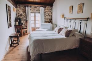 Säng eller sängar i ett rum på Casa de Santa Uxía