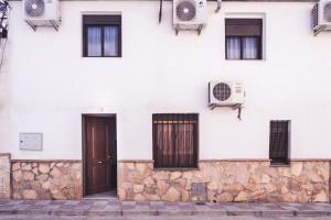 マルトスにあるCasa de Chocolateの窓と扉のある白い建物