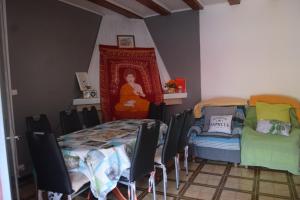 um quarto com uma mesa e cadeiras e um quadro em Le Passager Cilaos em Cilaos