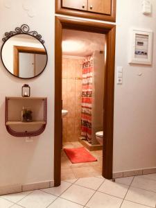 カヴァラにあるThe Student's Homeのバスルーム(鏡、洗面台、トイレ付)
