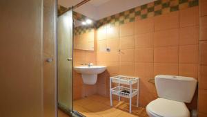 een badkamer met toilet en wastafel bij Ow Alfa in Rewal +62 foto's