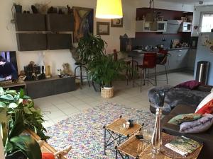 a living room with a couch and a table at jolie maison in Épinal