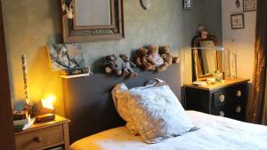 a bedroom with a bed with a pillow and teddy bears on the wall at jolie maison in Épinal