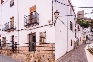 una calle en Positano con edificios blancos en Casa Patines, en Martos