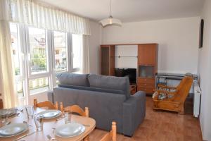 una sala de estar con un sofá y una mesa en Apartamentos VIDA Corcubión, en Corcubión