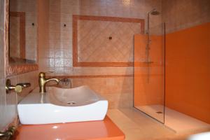y baño con lavabo y ducha acristalada. en Apartamentos VIDA Corcubión, en Corcubión 20 fotos más