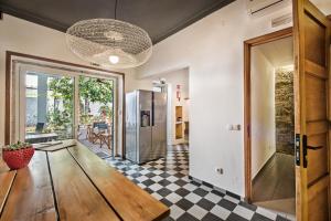 an open hallway with a checkered floor and a glass door at Lemon Tree Stay in Faro