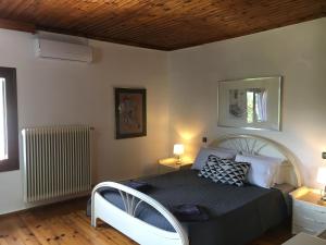 A bed or beds in a room at Sarakinas Farm House