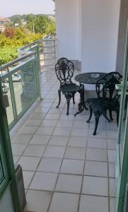 a patio with a table and chairs on a balcony at Piso Portonovo Sanxenxo in Portonovo