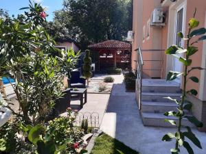 Vonkajšia záhrada v ubytovaní Guest House Sonja