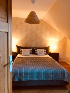 une chambre avec un lit avec une couette bleue dans l'établissement Katjas Kate Mansarde, à Prerow