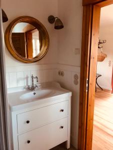bagno con lavandino e specchio di Katjas Kate Mansarde a Prerow