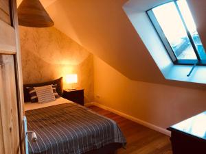 um quarto com uma cama e duas janelas em Katjas Kate Mansarde em Prerow